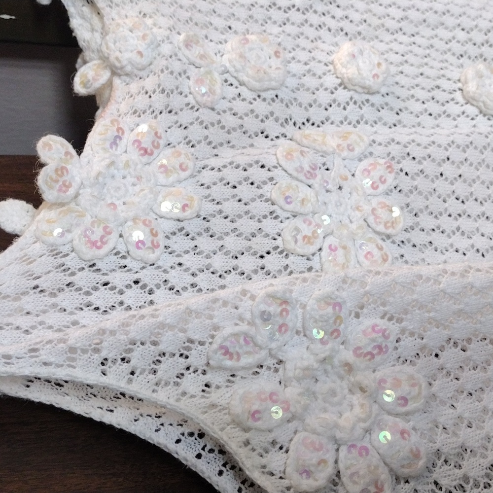 💥VINTAGE Newport News White Knit Tank Top With Delicate Sequin Crochet Flowers - Picture 12 of 13